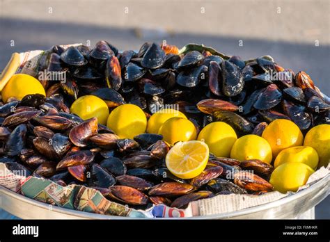  イスタンブール風「ミディエ ドンマ（Midye Dolma）」: 繊細なスパイスの香りと、海の恵みが織りなす至高の一品！