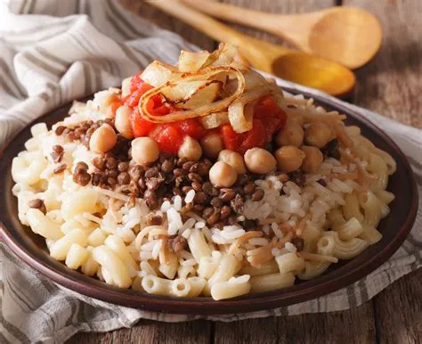   Kushari！古代エジプトの伝統と現代のエキゾチックな味が織りなす、驚きの味覚体験！