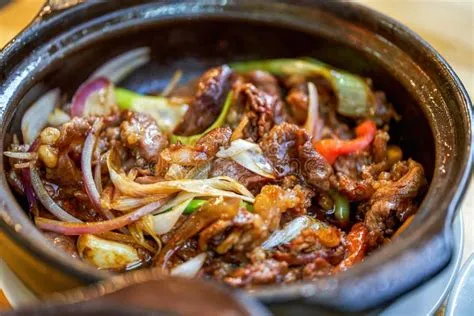   Liaoyang の「牛肉鍋」：濃厚な出汁と柔らかな牛肉が織りなす絶品！